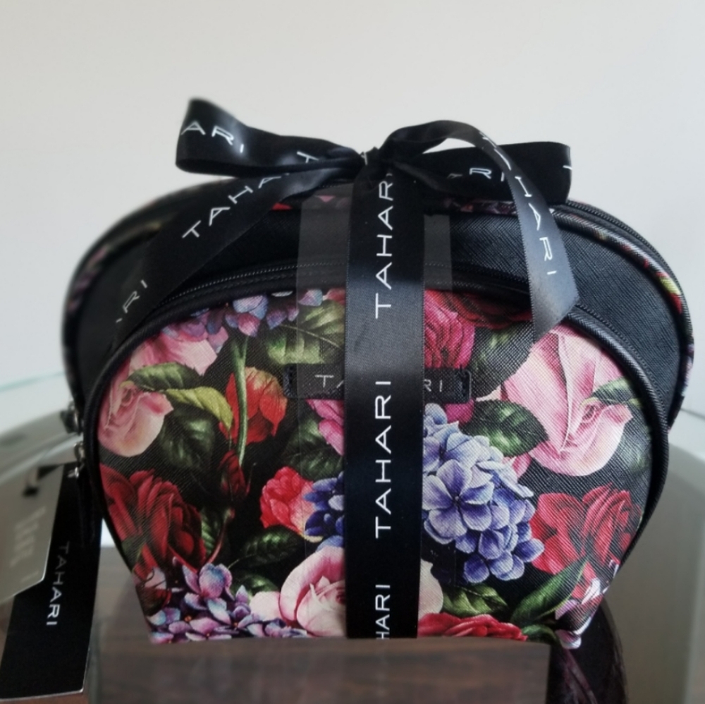 🆕️⬇️🎉HOST PICK🎉 Tahari 2 Pc Dome Travel Cosmetic Set With Bonus Travel Bottle